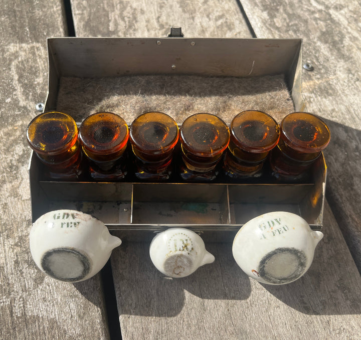 Ancienne trousse d’urgence de médecin en métal chromé - Flacons et Porcelaines Grand Feu,debut XXe