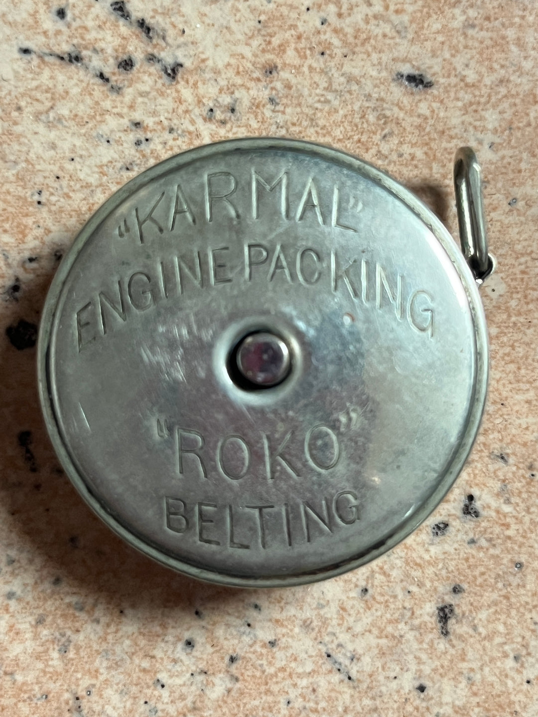 Mètre Ruban Publicitaire de Poche en Métal dans son Écrin en Bois Tourné - The Frictionless Engine Packing Co., Manchester - vers 1900