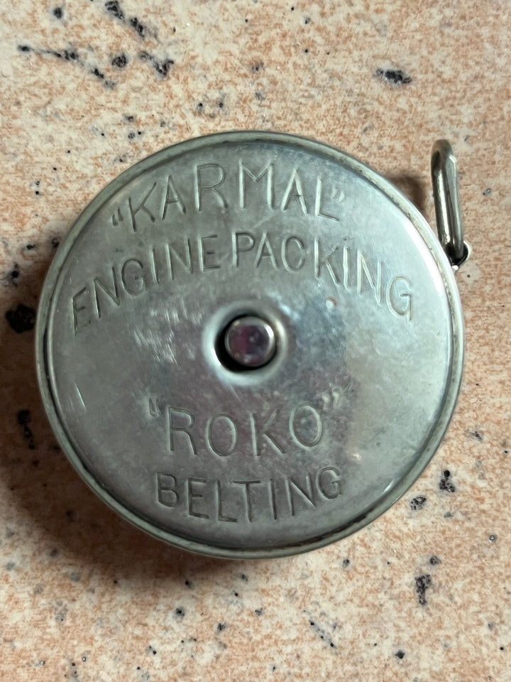 Mètre Ruban Publicitaire de Poche en Métal dans son Écrin en Bois Tourné - The Frictionless Engine Packing Co., Manchester - vers 1900