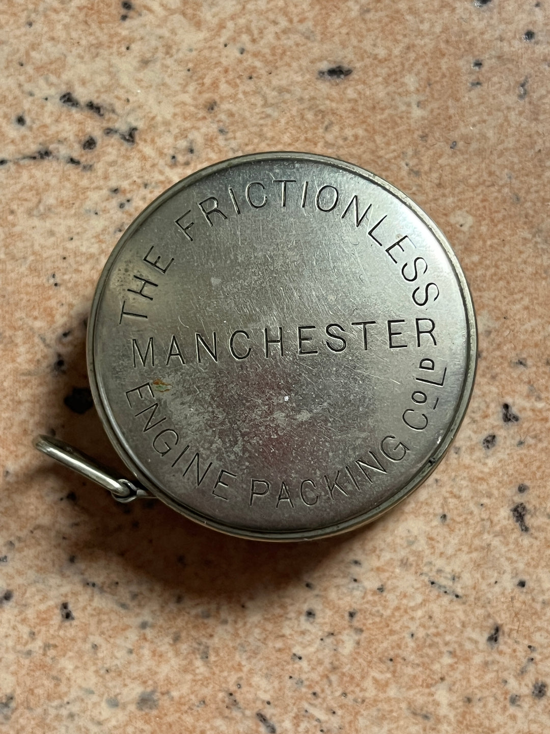 Mètre Ruban Publicitaire de Poche en Métal dans son Écrin en Bois Tourné - The Frictionless Engine Packing Co., Manchester - vers 1900