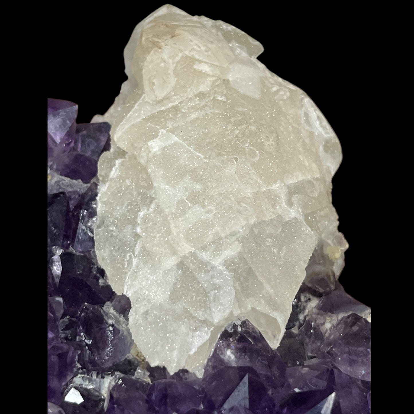 Grande Druse Améthyste avec calcite Brésil