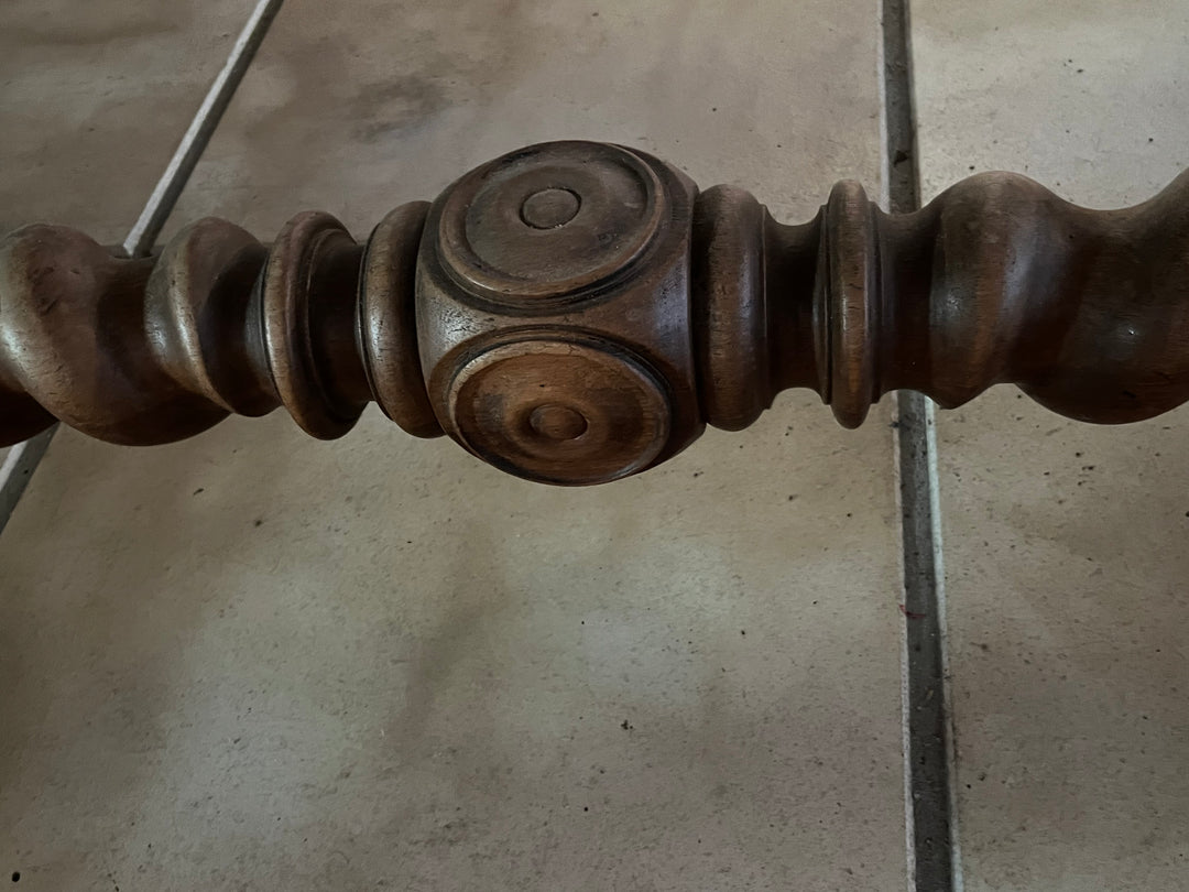 Hölzerner Esstisch zu Fuß in einem Spiral Louis XIII -Stil gedreht