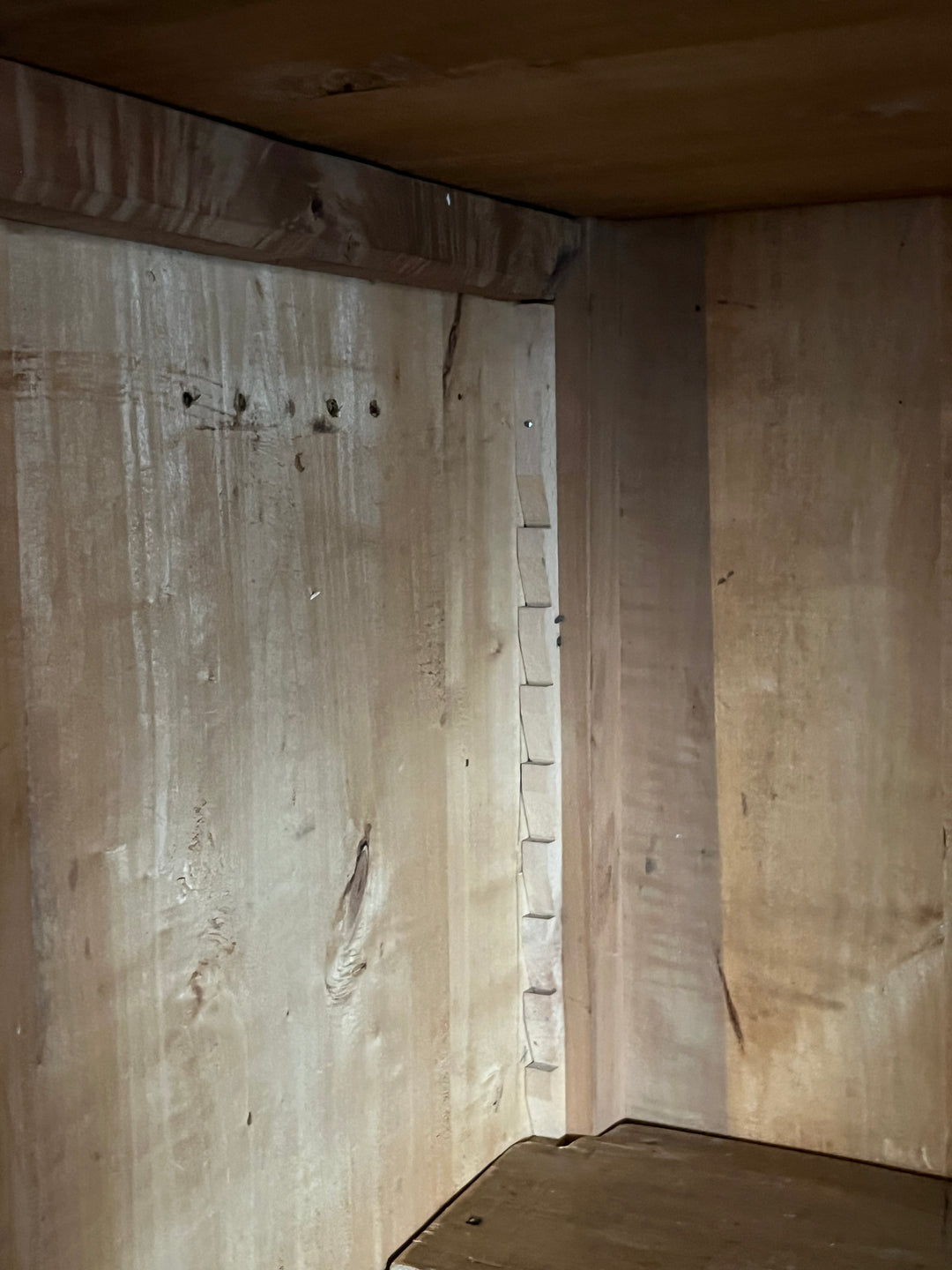 Armoire homme debout XIXe siècle
