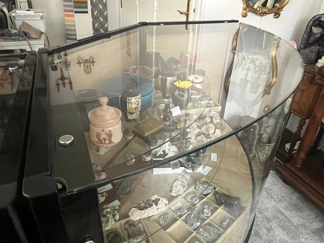 4 meubles présentoirs bijouterie et 2 caisses
