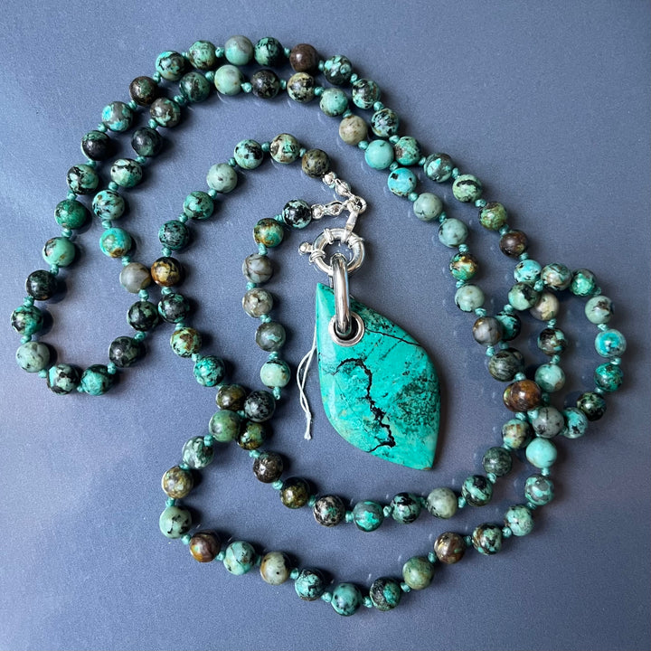 Collier MALA en jaspe ("turquoise africaine") et Pendentif en cuprite/chrysocolle