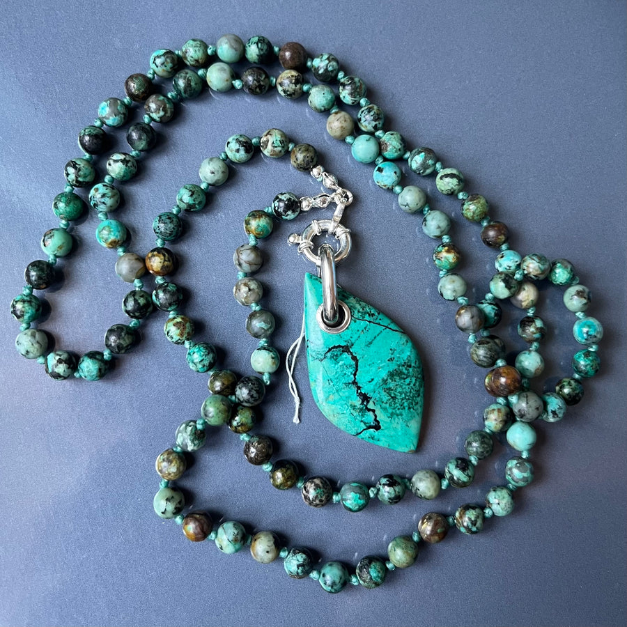 Collier MALA en jaspe ("turquoise africaine") et Pendentif en cuprite/chrysocolle