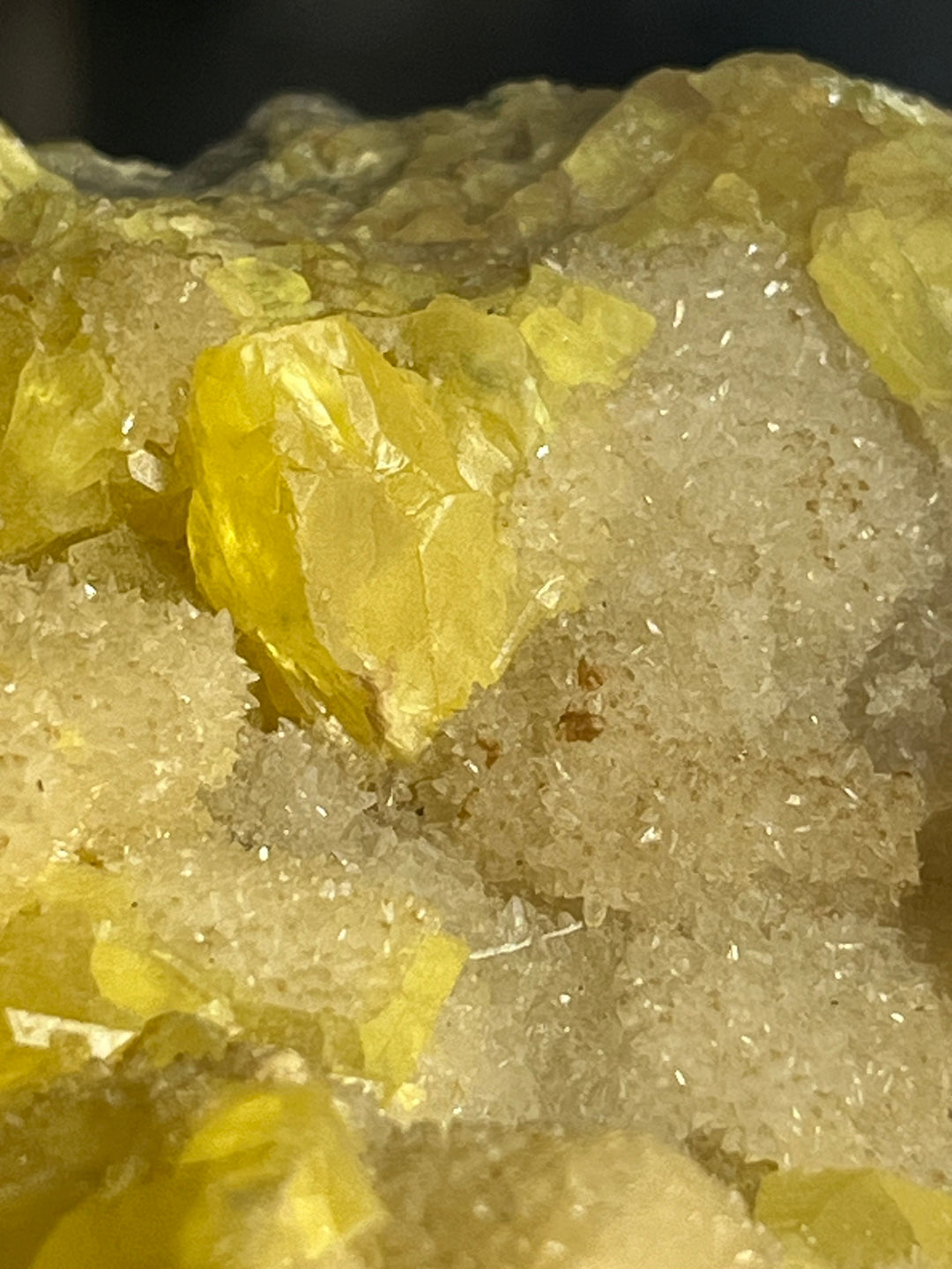 Native sulfur on Aragonite Sicily Da173