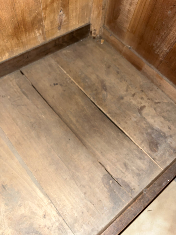 Armoire Bonnetière style Louis XV