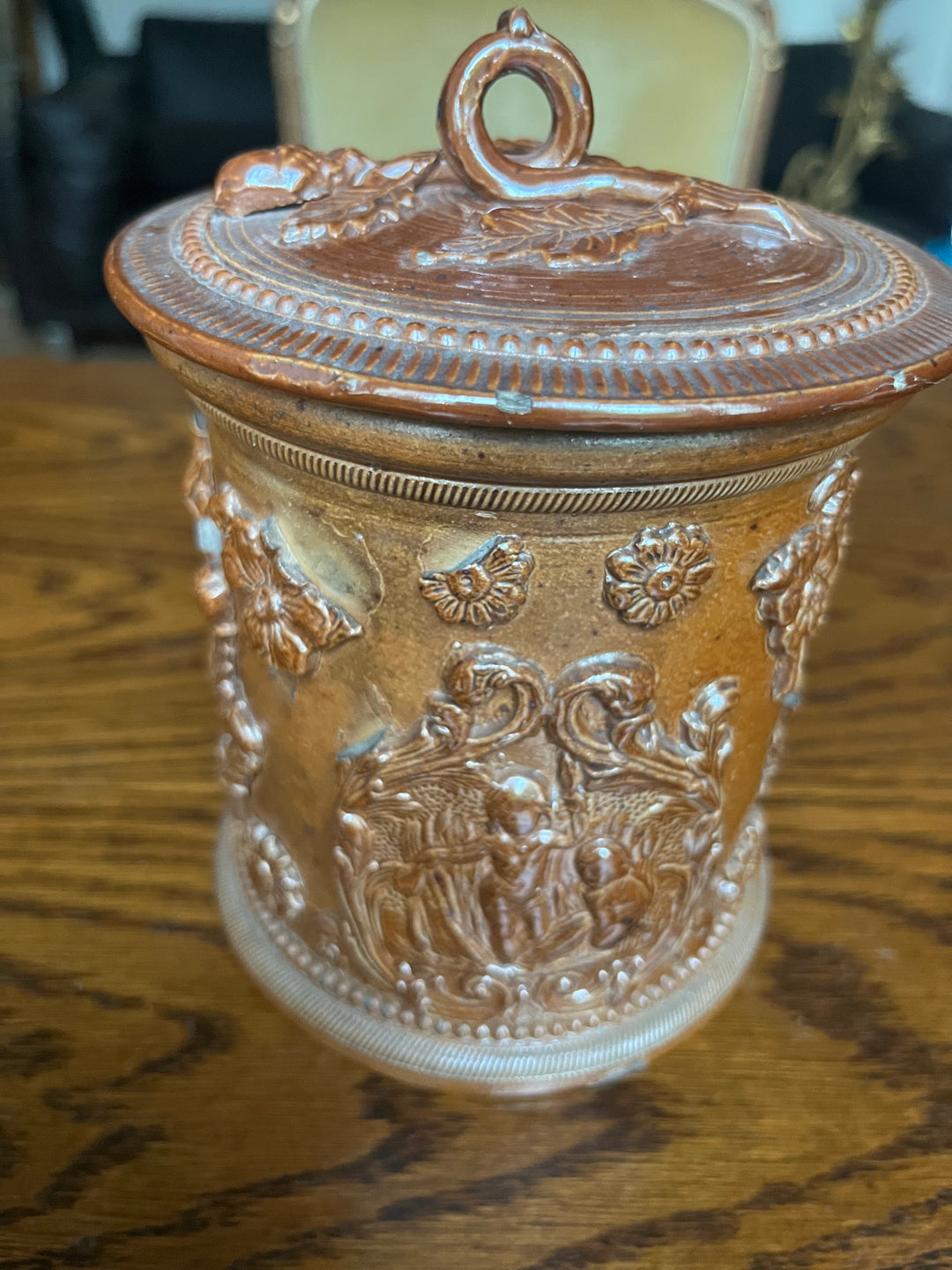 pot à tabac en grès de Beauvais XIXe Modèle avec scène de chasse