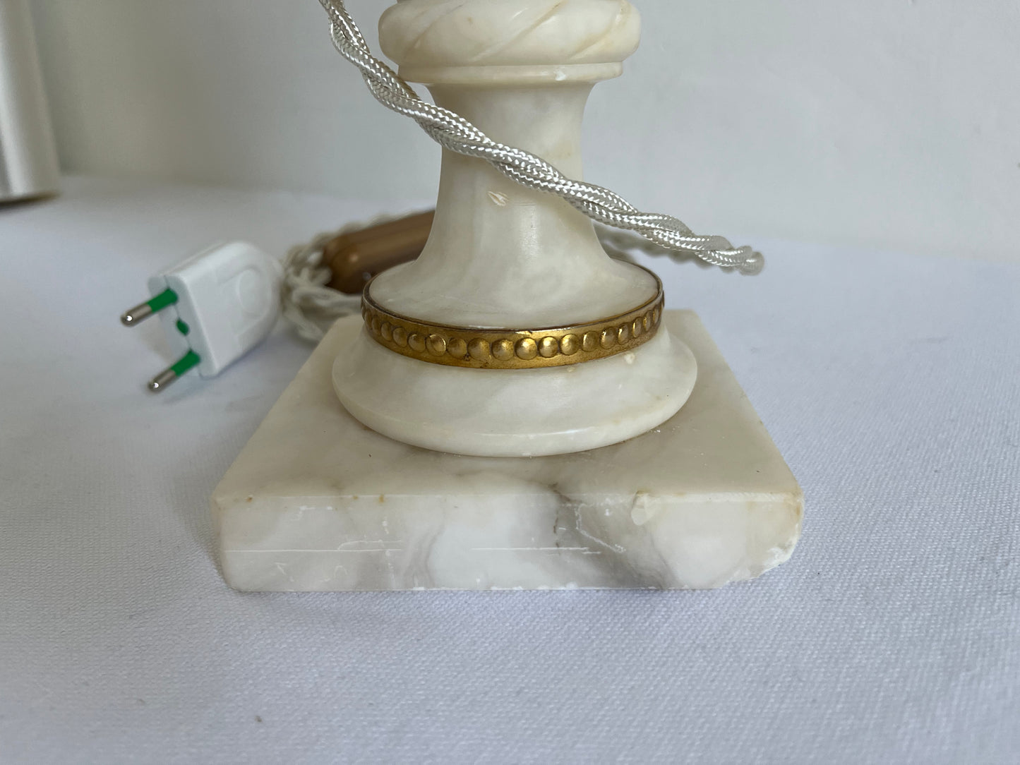 Lampe en marbre avec un abat-jour en toile de Jouy, Pierre Frey