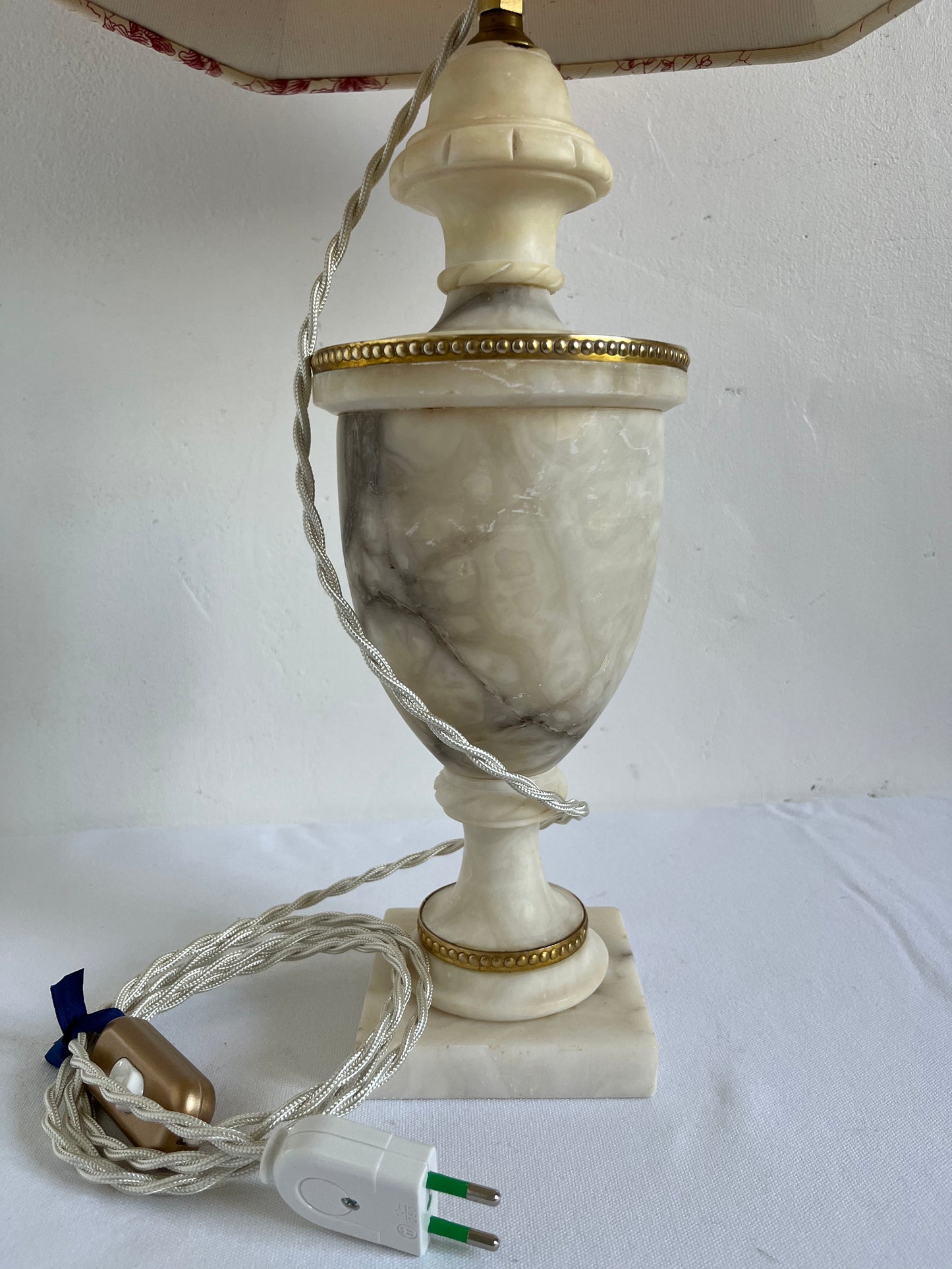 Lampe en marbre avec un abat-jour en toile de Jouy, Pierre Frey