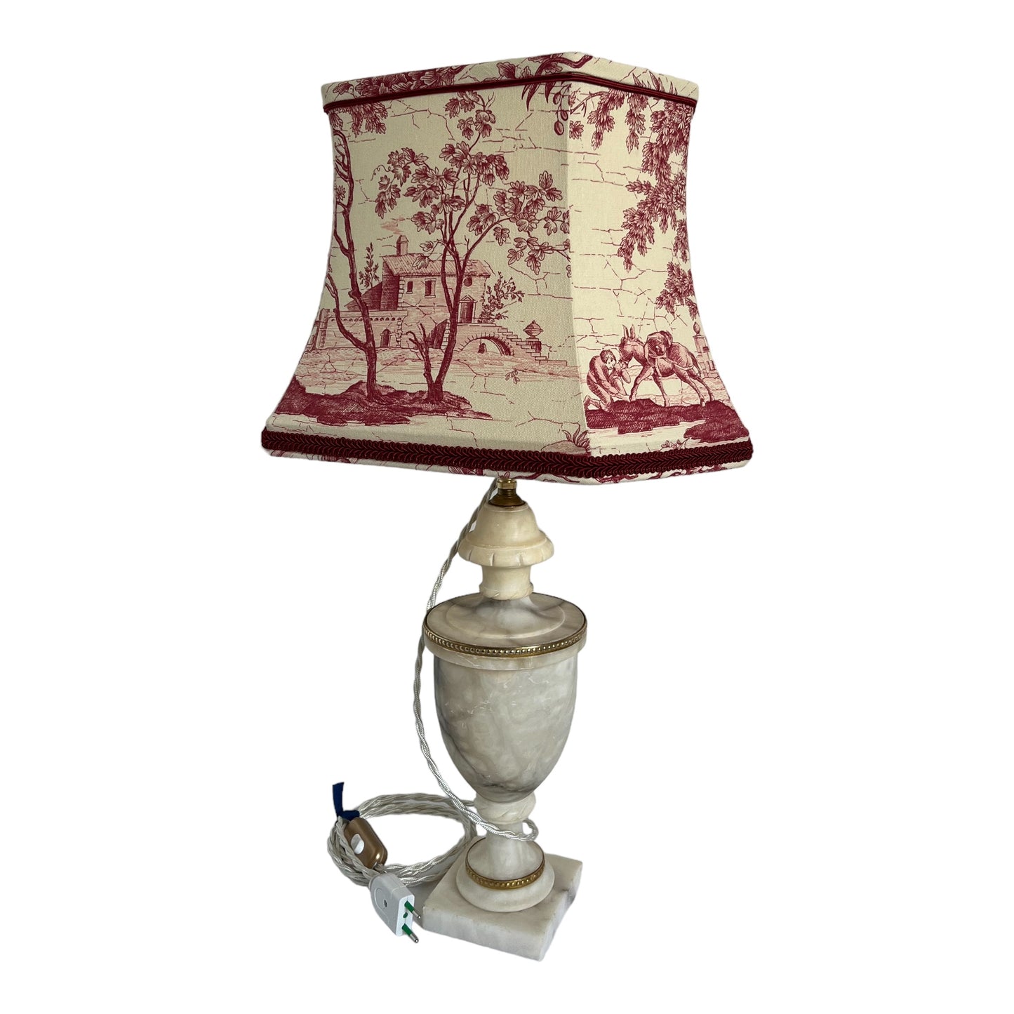 Lampe en marbre avec un abat-jour en toile de Jouy, Pierre Frey