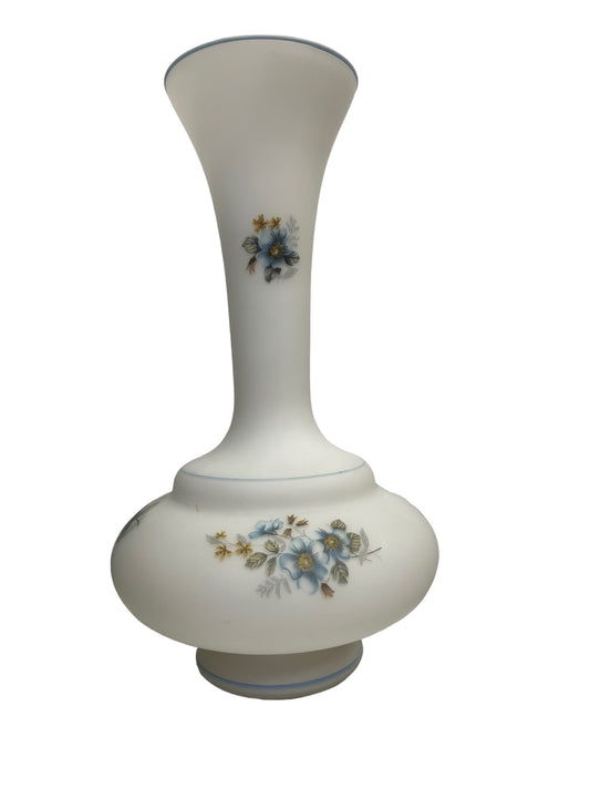 Белая опаловая ваза, украшенная цветами.