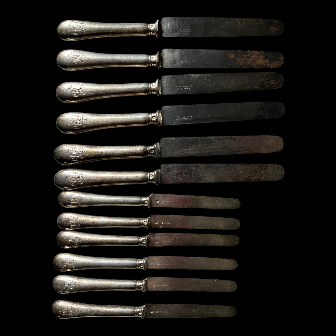 12 couteaux manche argent et lame acier ou argent de Queille monogrammés
