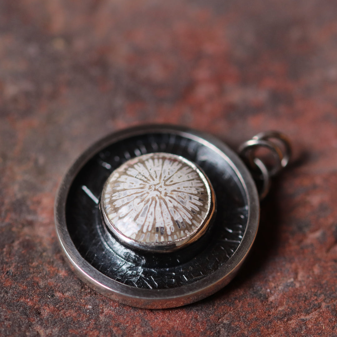 Pendentif en argent avec corail fossilisé  SL-N026