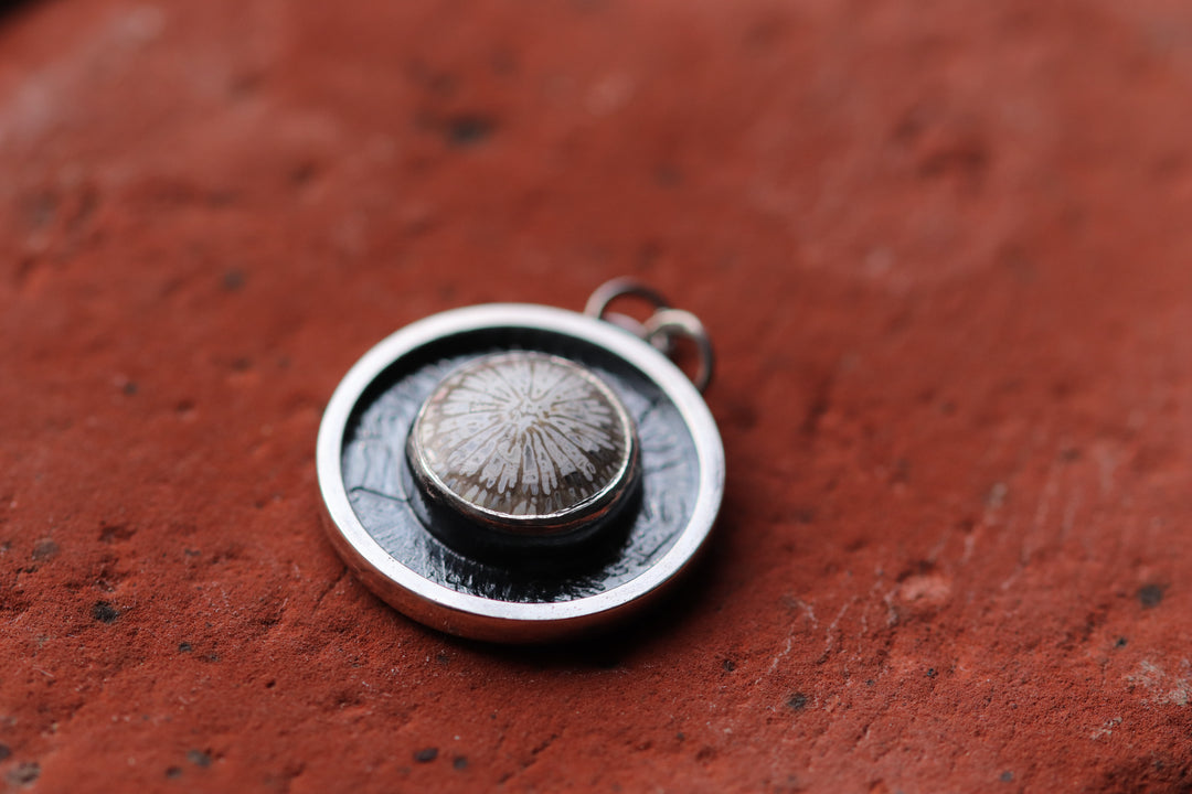 Pendentif en argent avec corail fossilisé  SL-N026