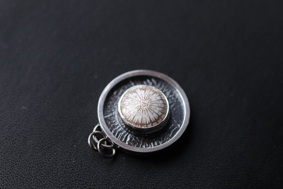 Pendentif en argent avec corail fossilisé  SL-N026