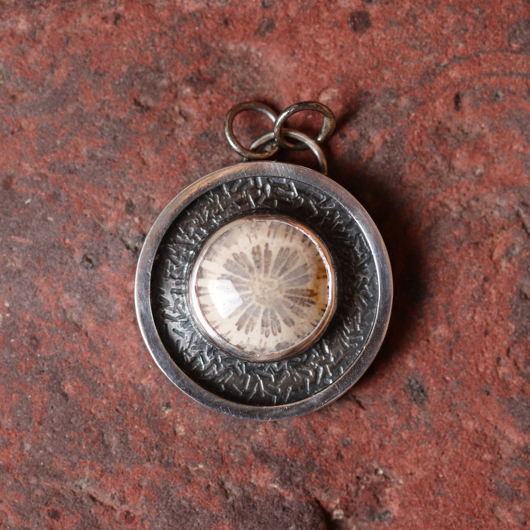 Pendentif en argent avec corail fossilisé  SL-N022