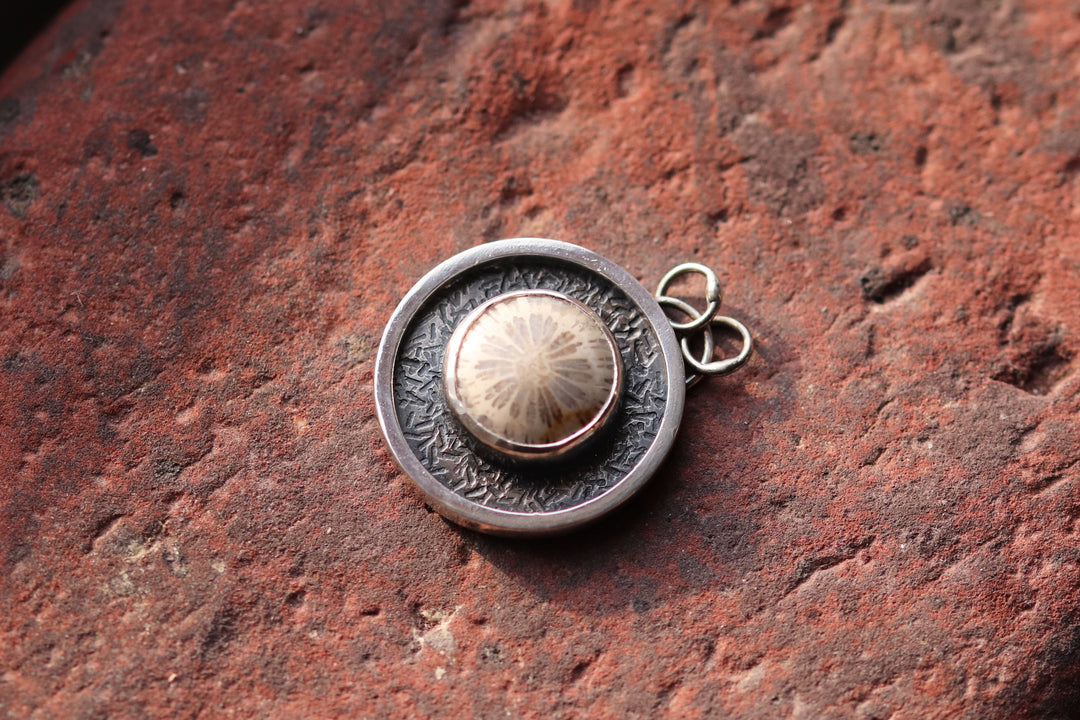 Pendentif en argent avec corail fossilisé  SL-N022