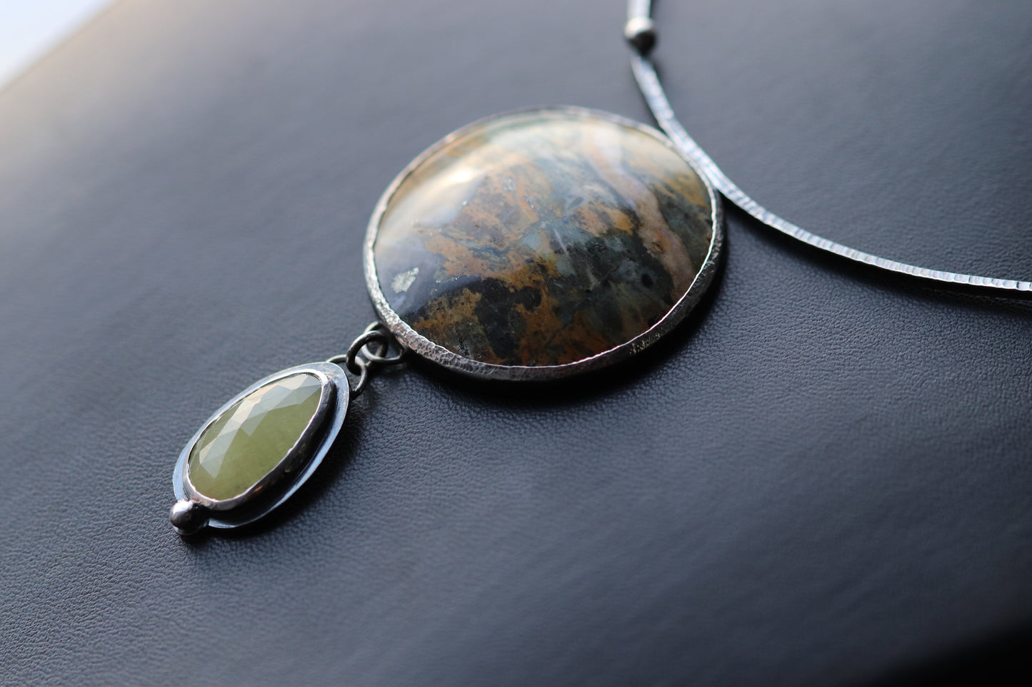 Halskette mit mehrfarbiger Jasper und gelbem Saphir, Silber 925 Patinée