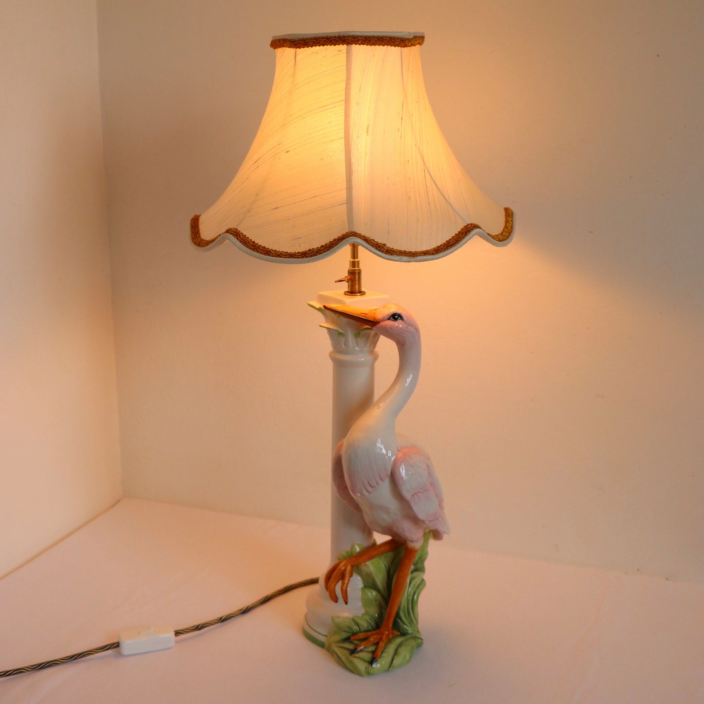 Lampe vintage "L'oiseau imaginaire" avec pied en céramique  avec un abat-jour en soie sauvage,