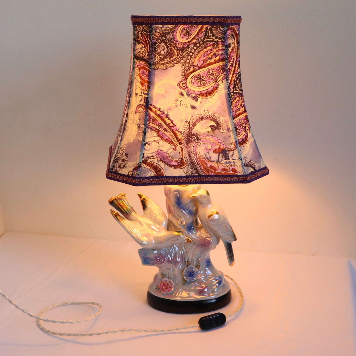Lampe "Deux colombes" en céramique avec un abat-jour couture en soie