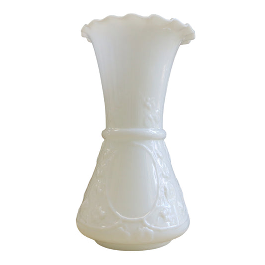 Белая опаловая ваза
