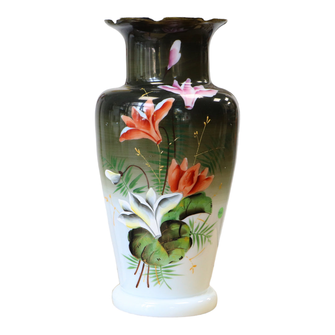 Vase en opaline à décor de fleurs XIXe