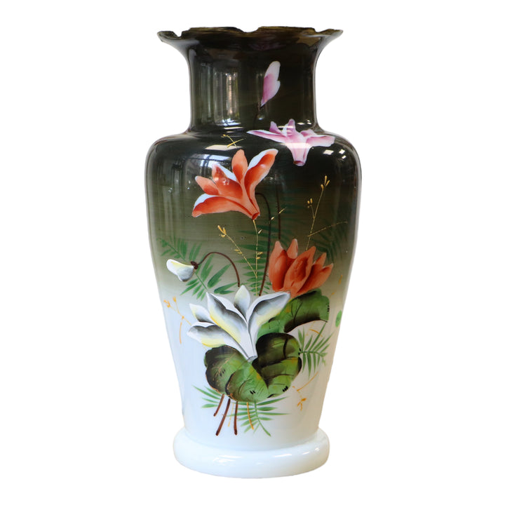 Vase en opaline à décor de fleurs XIXe