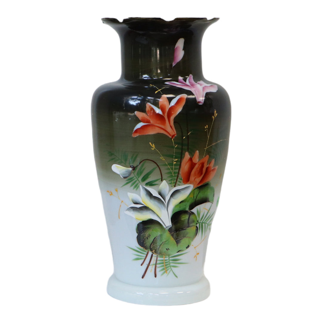 Vase en opaline à décor de fleurs XIXe