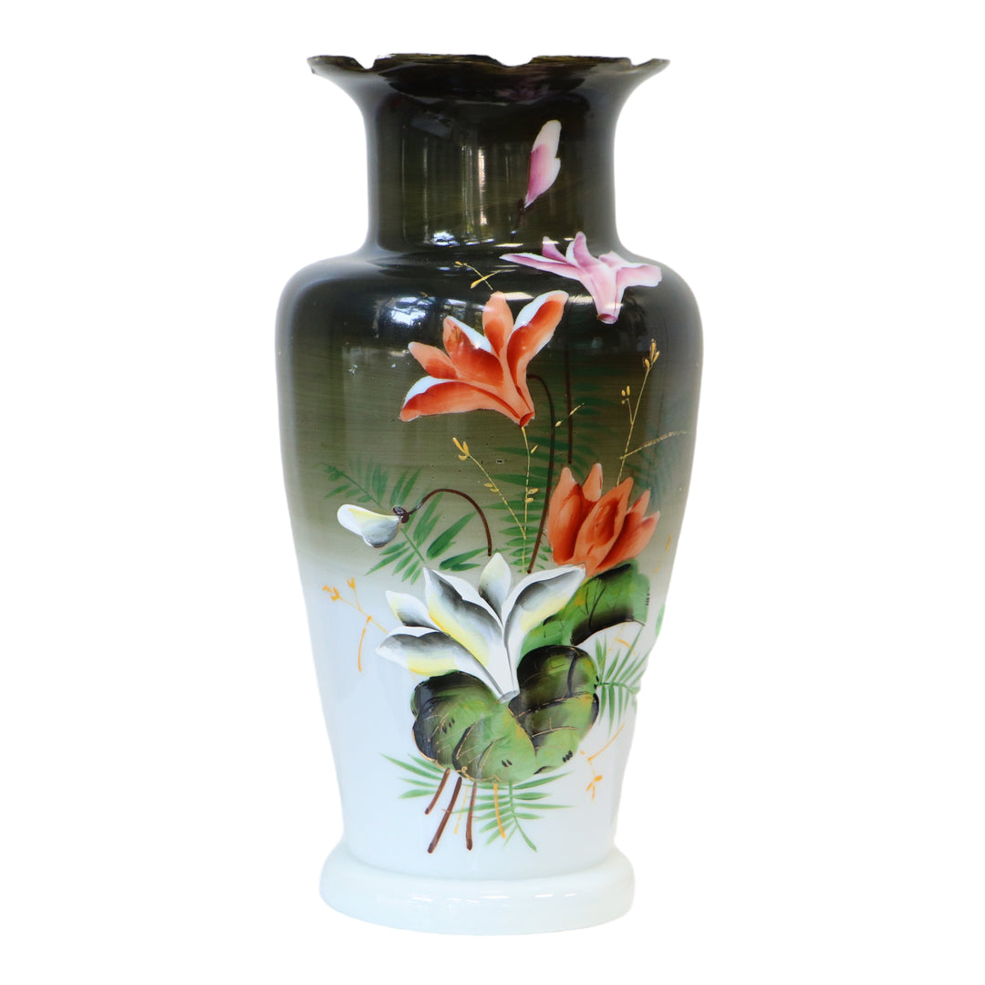 Vase en opaline à décor de fleurs XIXe