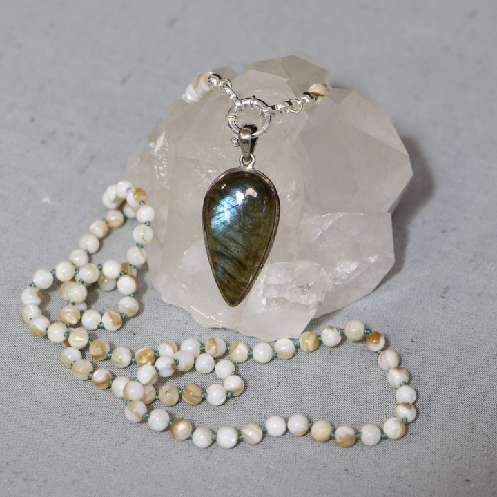Mala -Halskette in Mutter -Pearl und Anhänger in goldenen Labradoriten