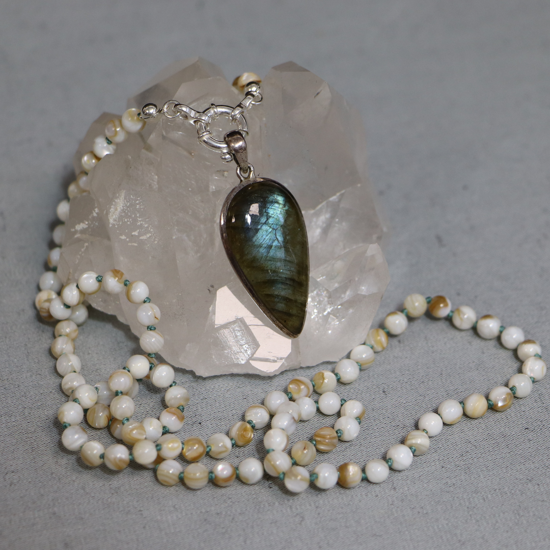 Mala -Halskette in Mutter -Pearl und Anhänger in goldenen Labradoriten