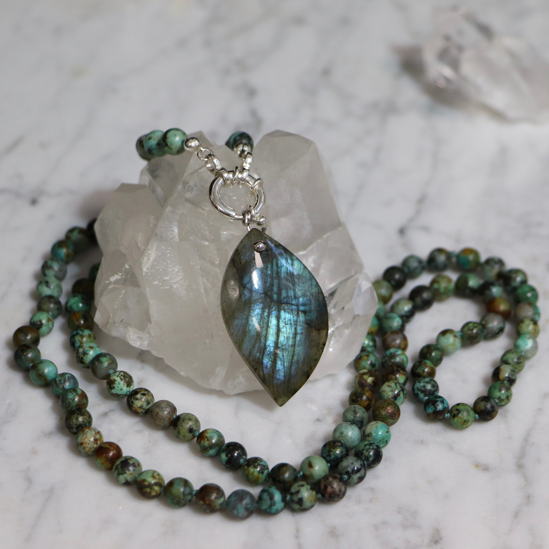 Collier MALA en jaspe ("turquoise africaine") et Pendentif en Labradorite