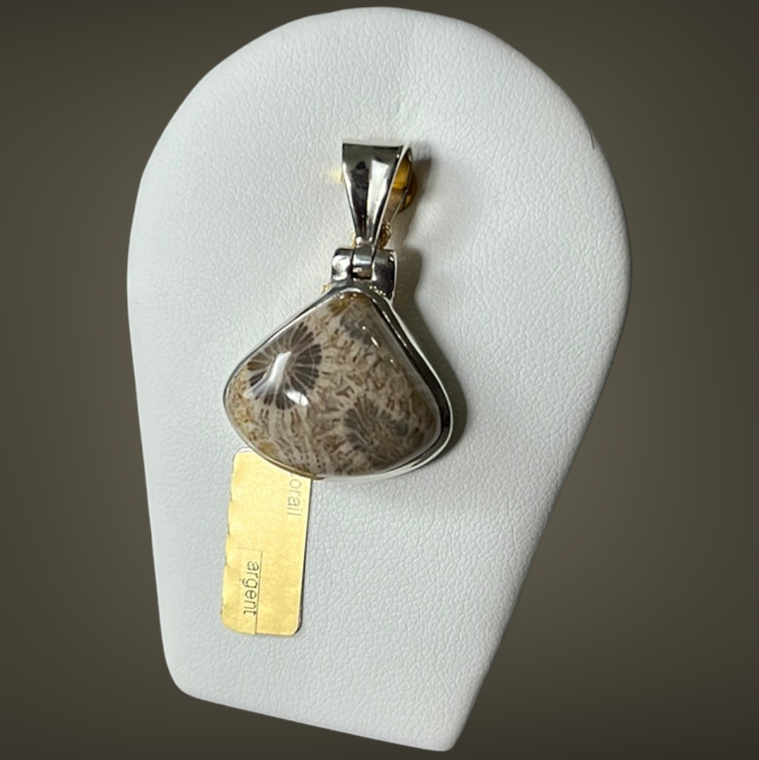 Collier MALA en jaspe ("turquoise africaine") et Pendentif en corail fossilisé