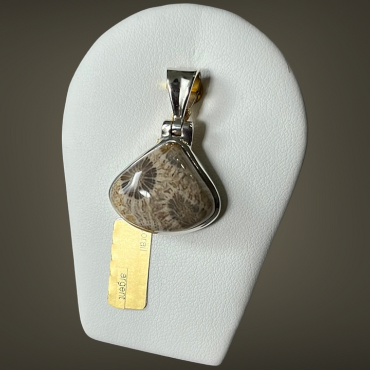 Collier MALA en jaspe ("turquoise africaine") et Pendentif en corail fossilisé