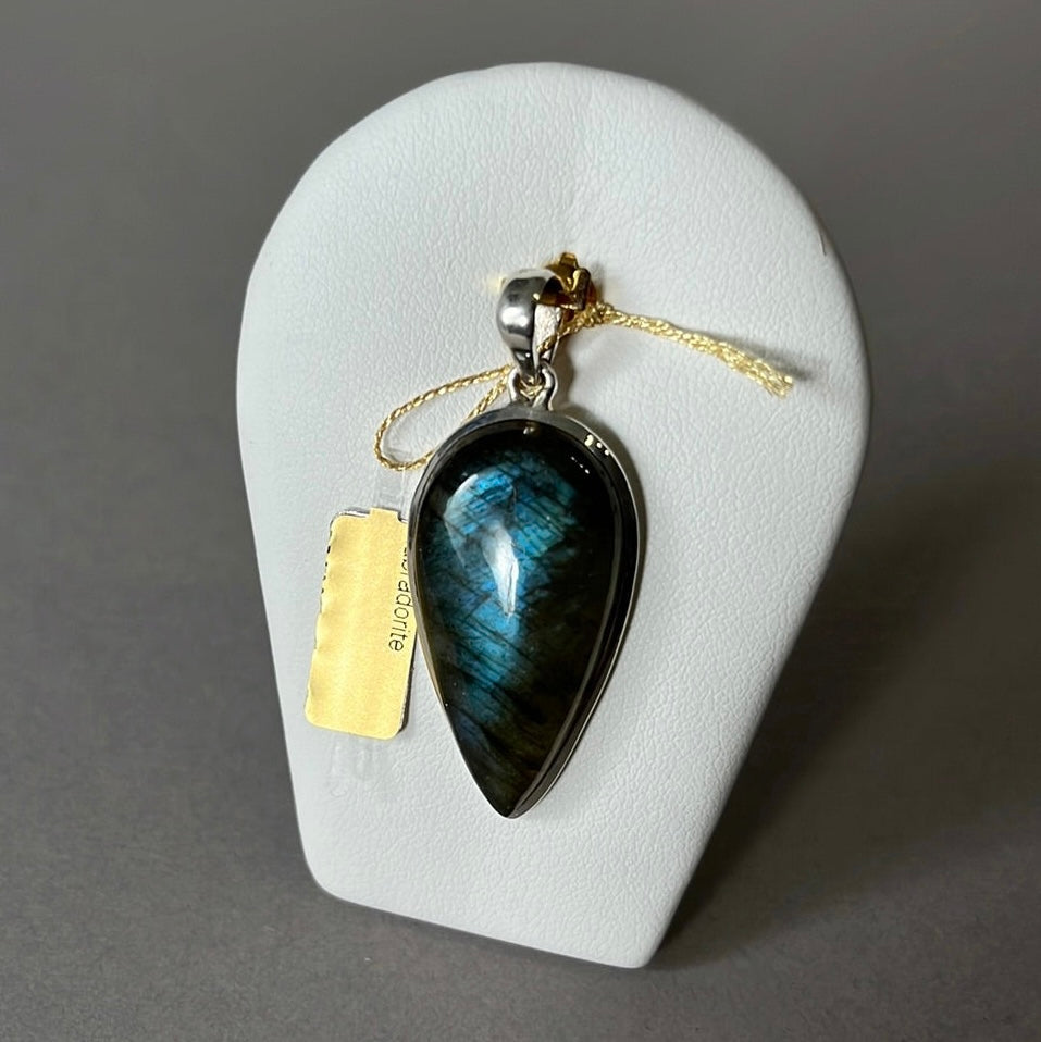Mala -Halskette in Mutter -Pearl und Anhänger in goldenen Labradoriten