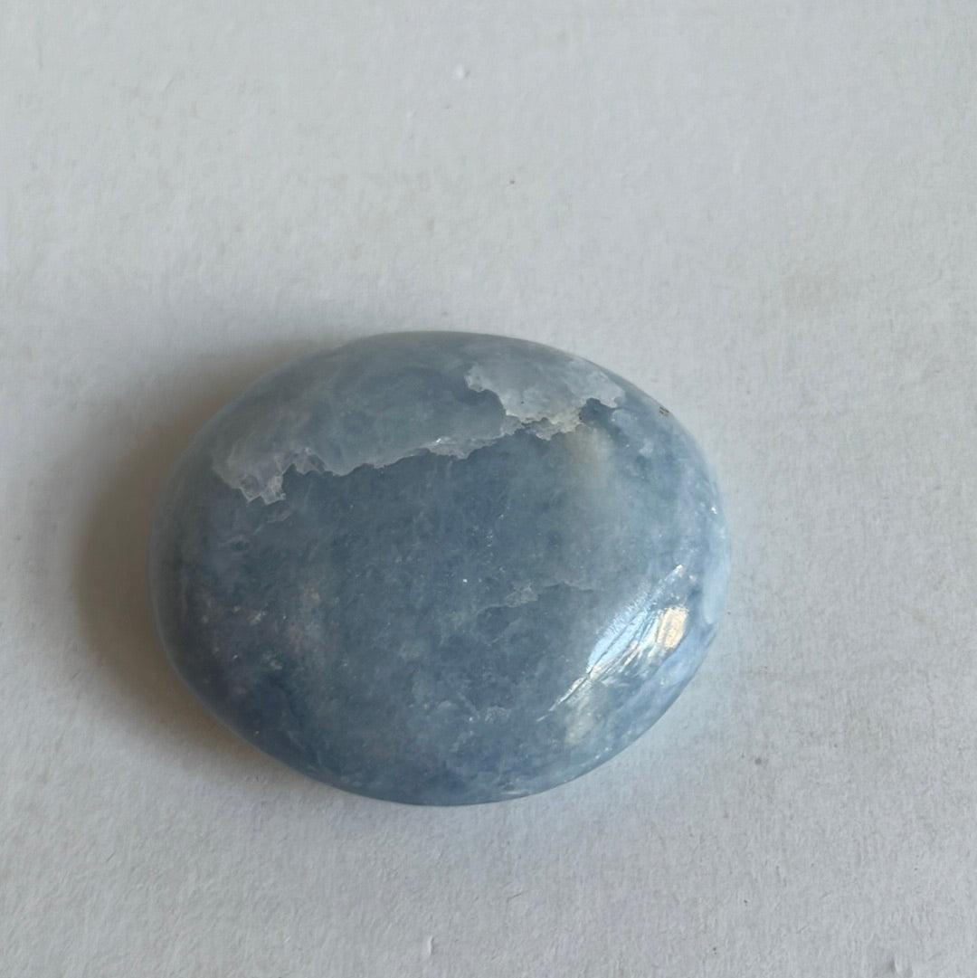 Galet Calcite bleue 6 cm Madagascar GCB15