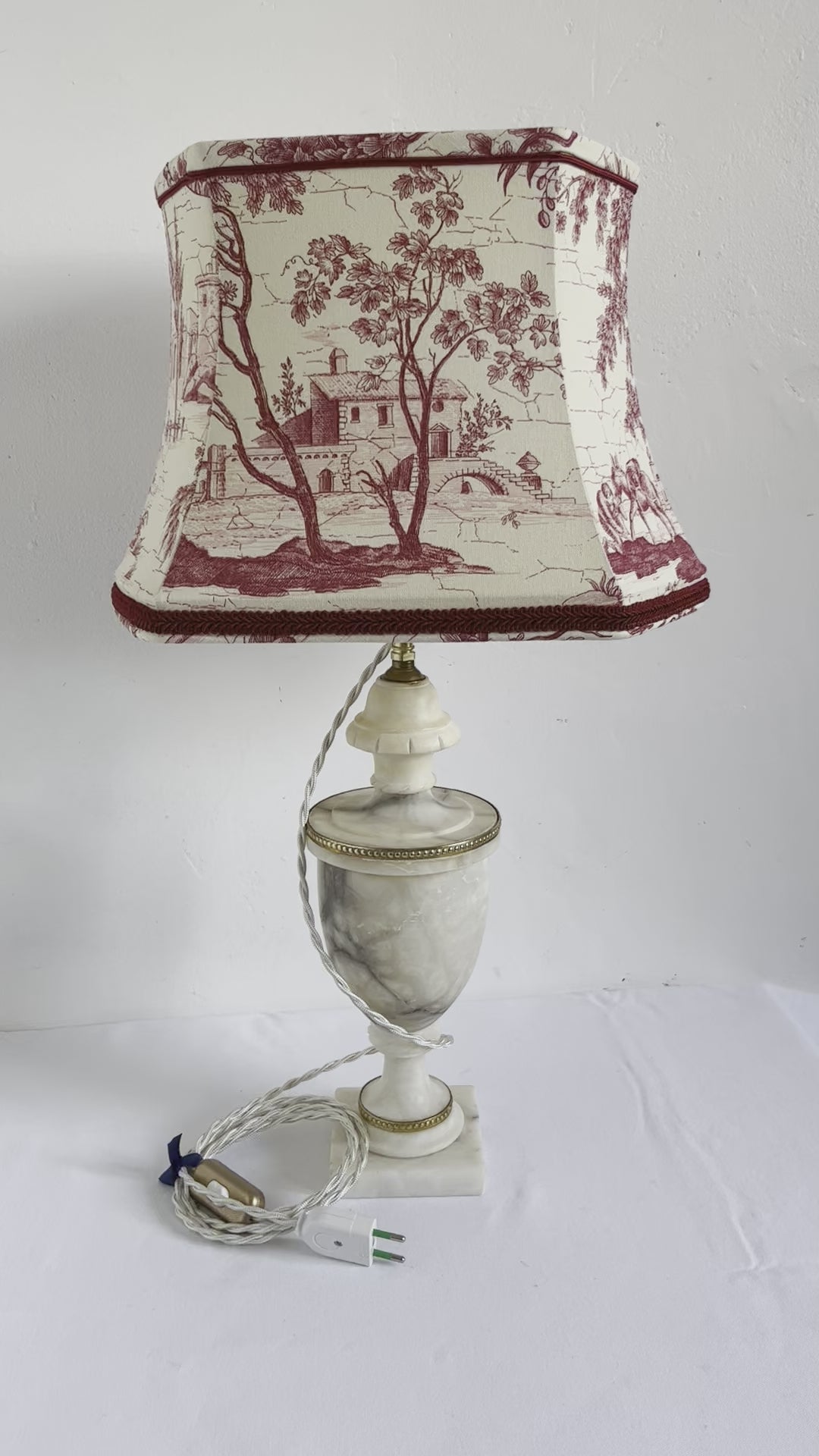 Lampe en marbre avec un abat-jour en toile de Jouy, Pierre Frey