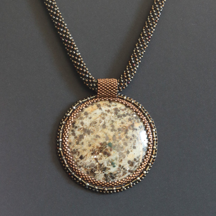 Collier brodé avec micaschiste (mica et grenat)