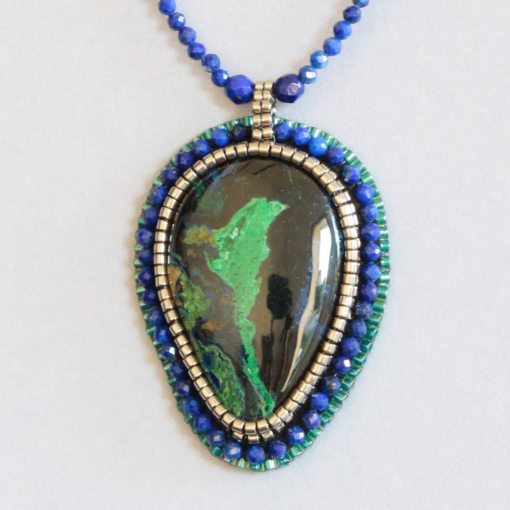 Collier brodé avec azurite malachite et lapis lazuli