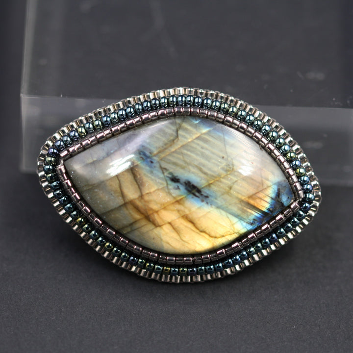 Broche brodée, labradorite