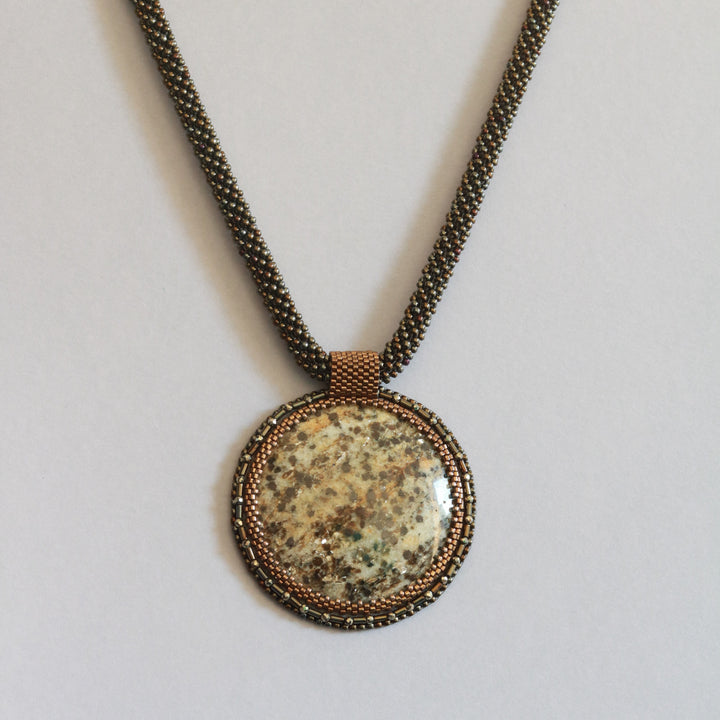 Collier brodé avec micaschiste (mica et grenat)