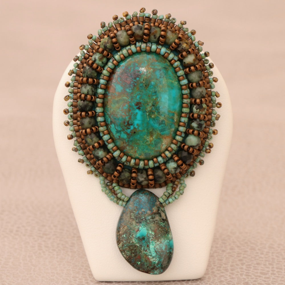 Broche brodée, chrysocolle avec pendentif