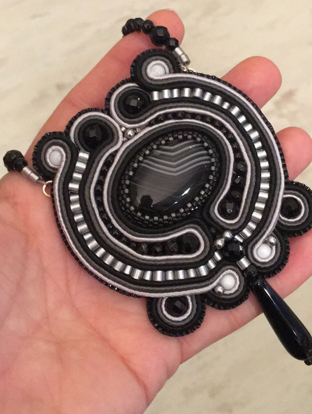 Collier brodé avec agate noir, onyx, perles Miyuki et soutache