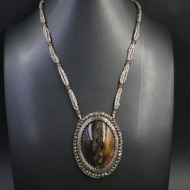 Collier avec ammonite pyritisée et calcite jaune