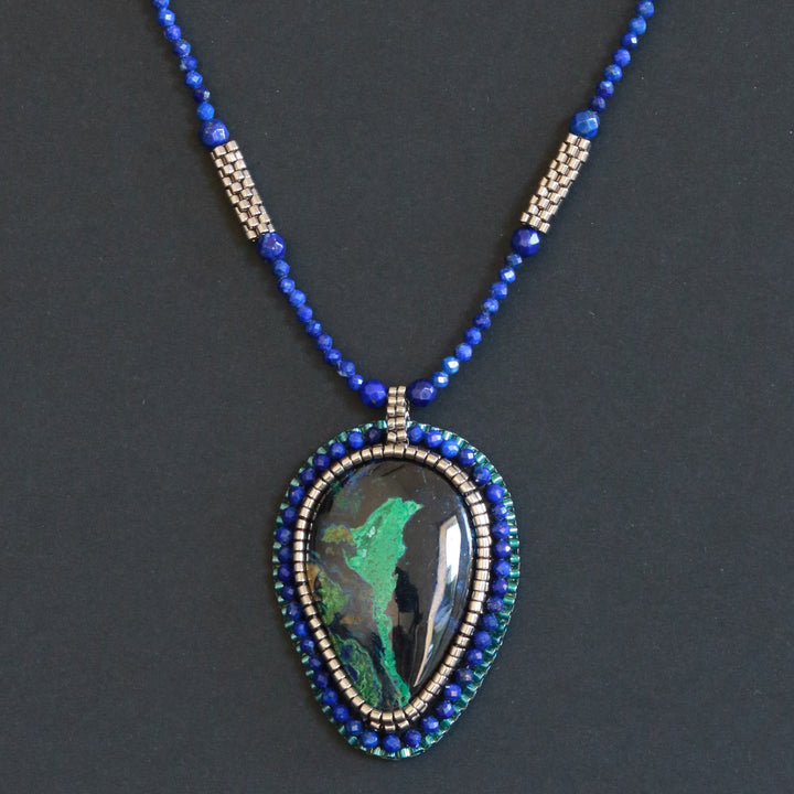 Collier brodé avec azurite malachite et lapis lazuli