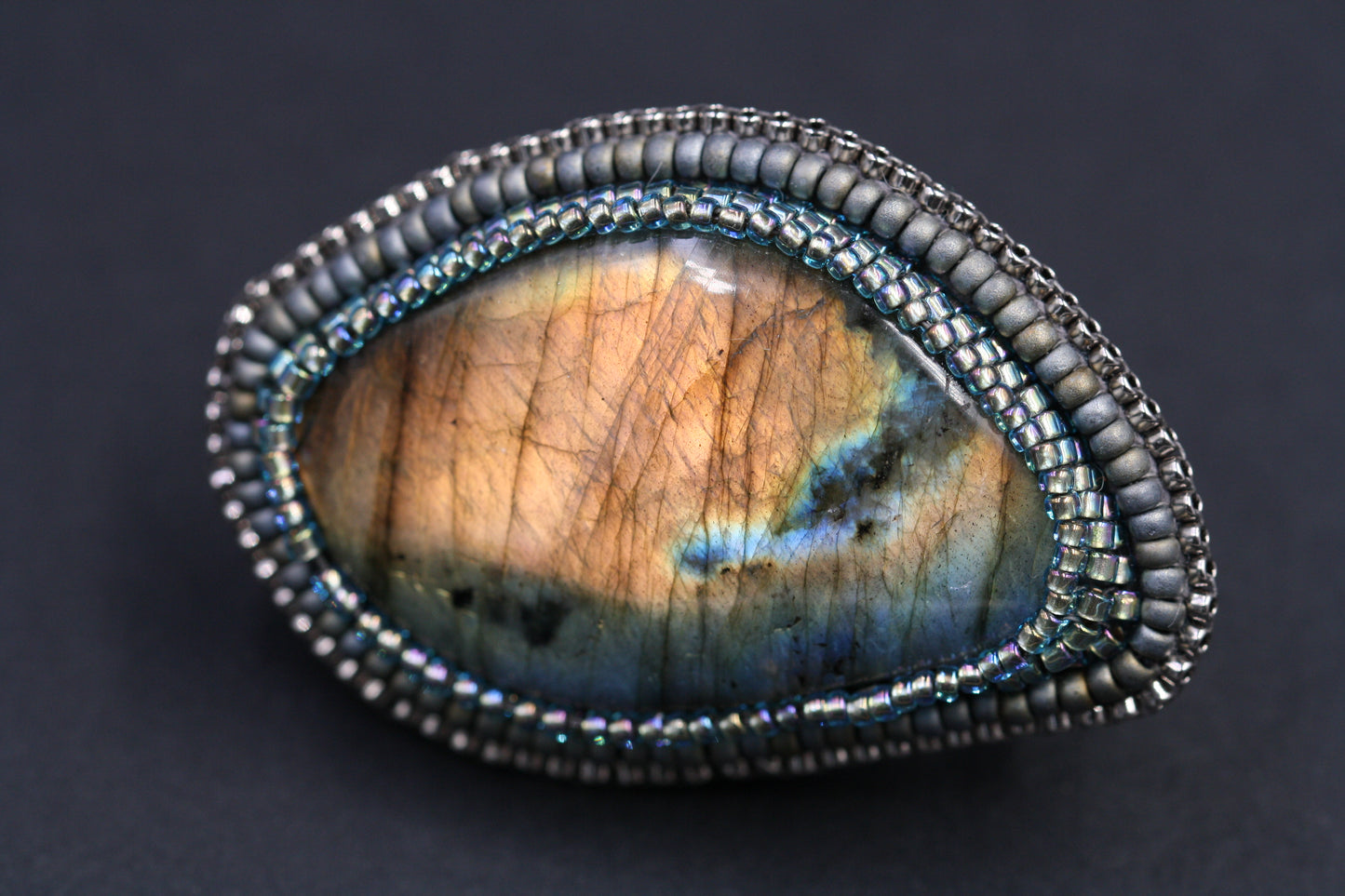 Broche brodée, labradorite