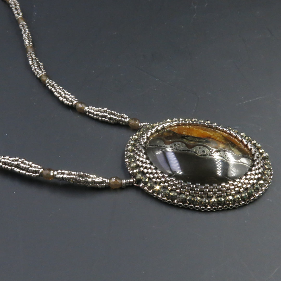 Collier avec ammonite pyritisée et calcite jaune