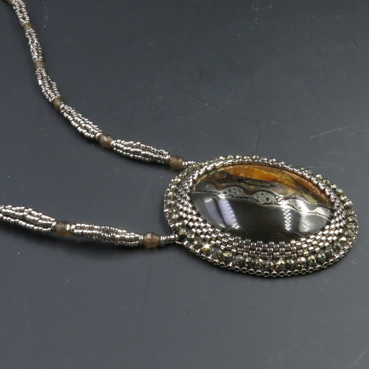 Collier avec ammonite pyritisée et calcite jaune